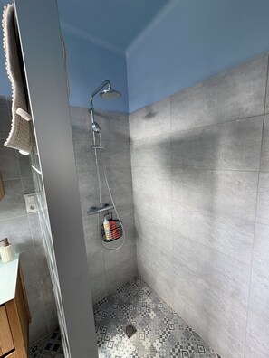 Haartrockner, Handtücher, Seife, Toilettenpapier