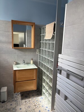 Hair dryer, towels, soap, toilet paper - Vrbo Property (Abbeville)