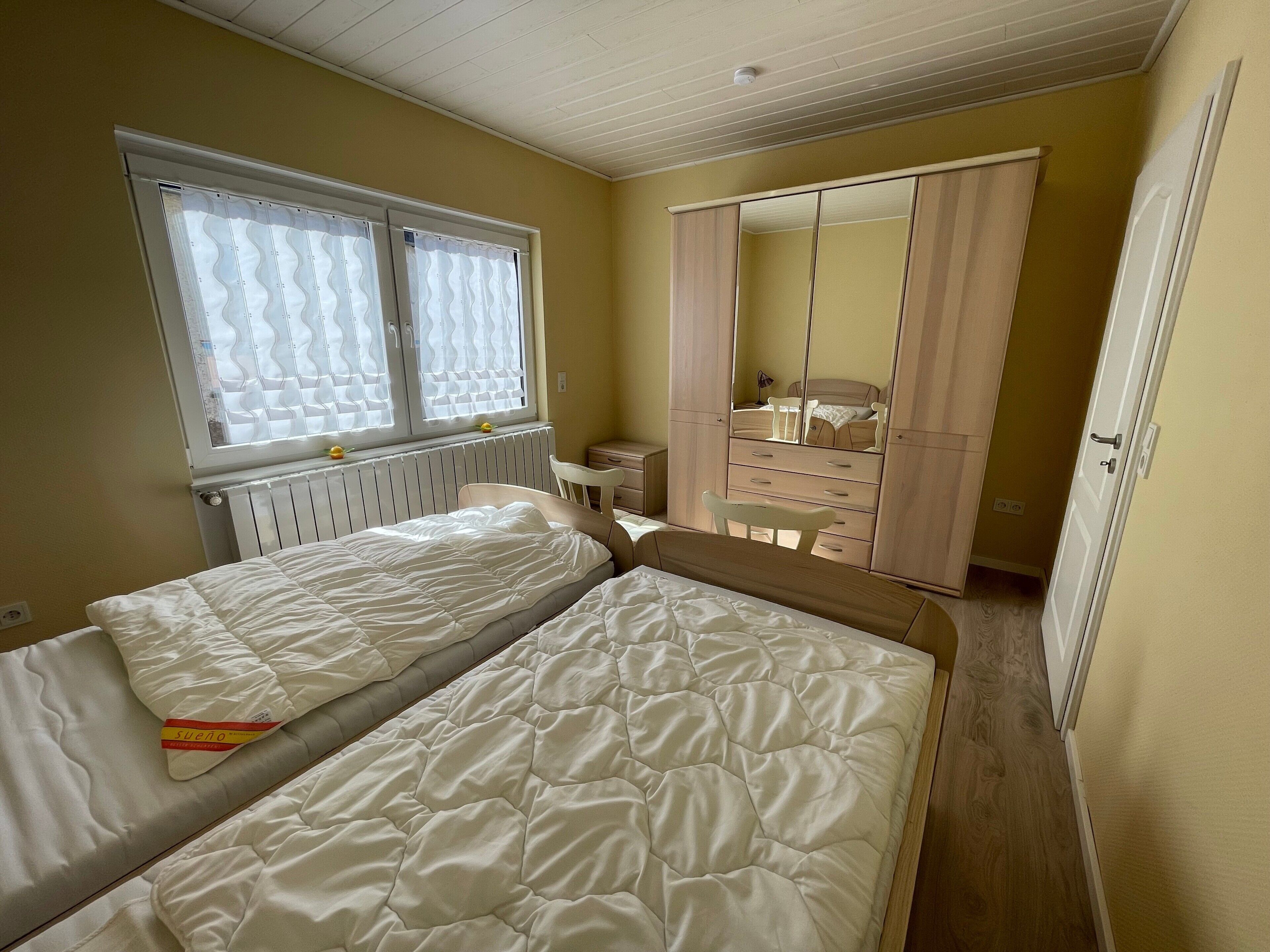 Tabla de planchar con plancha, wifi y ropa de cama 