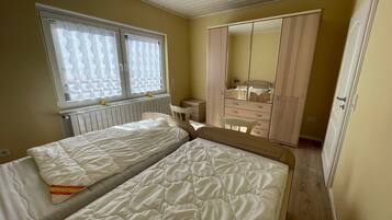 Tabla de planchar con plancha, wifi y ropa de cama