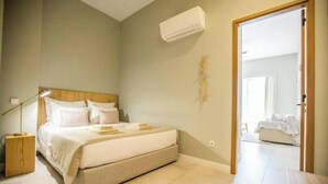 Una camera da letto con un letto, una lampada da comodino e un condizionatore d'aria.