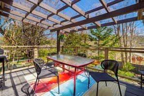 Outdoor dining - West End 4BR  Stay Patio BBQ Firepit  WiFi Parking (St. John's)