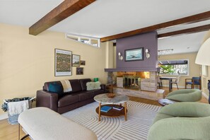 Smart TV - West End 4BR  Stay Patio BBQ Firepit  WiFi Parking (St. John's)