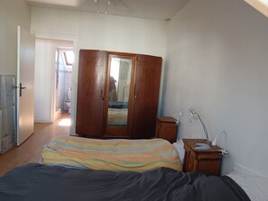 Tabla de planchar con plancha, wifi y ropa de cama