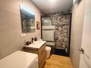 Hair dryer, towels, soap, toilet paper - Vrbo Property (Conil de la Frontera)