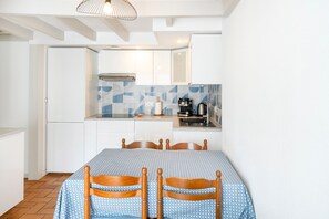 Fridge, stovetop, dishwasher, coffee/tea maker - Home Between Town Center and Beach, with Shared Pool (Capbreton)