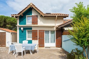 Outdoor dining - Home Between Town Center and Beach, with Shared Pool (Capbreton)