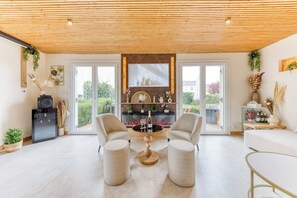 Living area - Vrbo Property (Saint-Germain-sur-Morin)