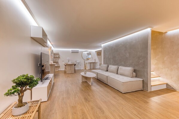 Living area - Vrbo Property (Saint-Germain-sur-Morin)
