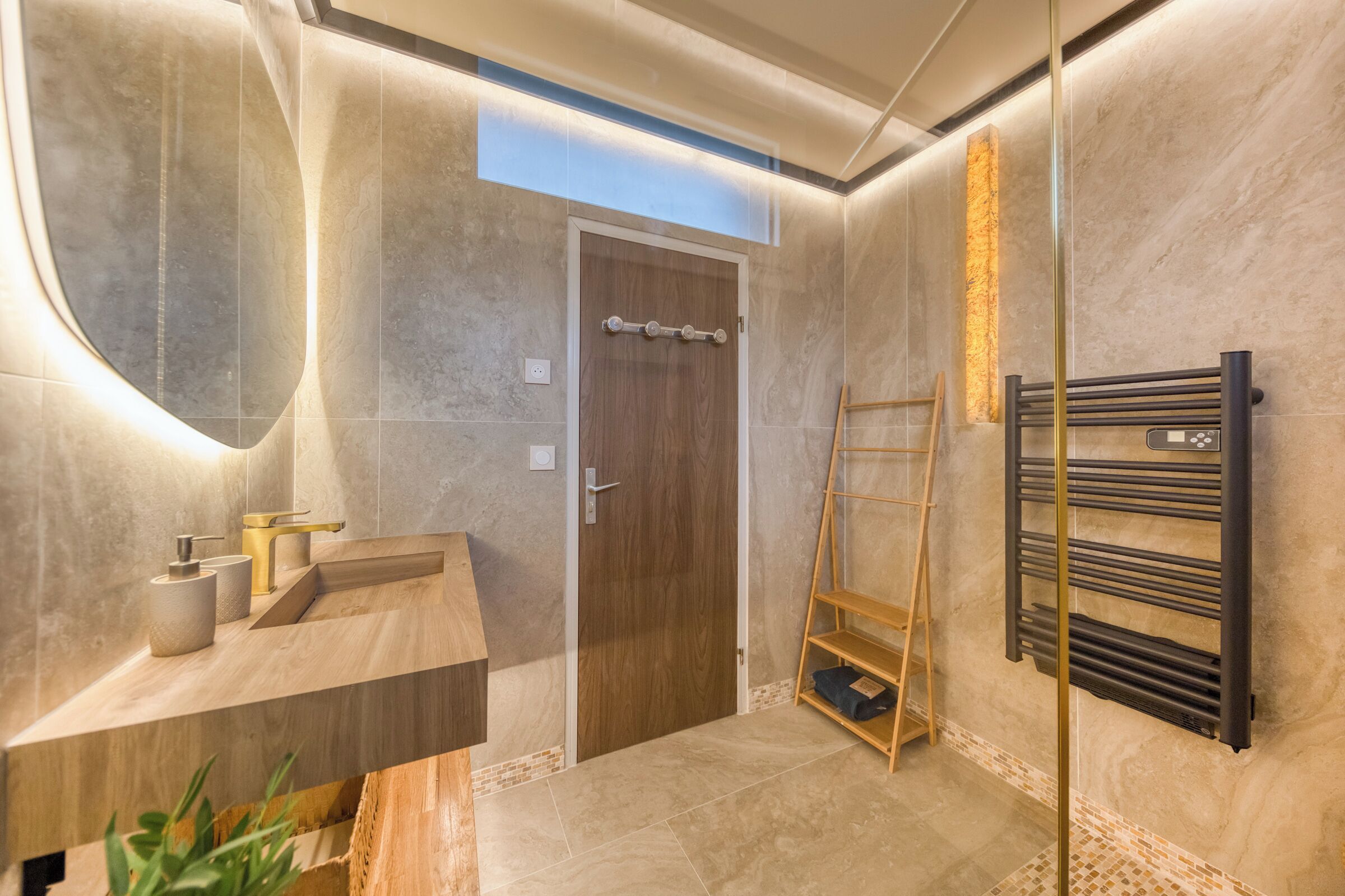 Een douche, een bubbelbad, een haardroger, handdoeken