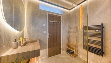 Een douche, een bubbelbad, een haardroger, handdoeken