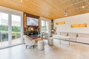 Living area - Vrbo Property (Saint-Germain-sur-Morin)