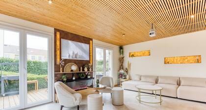 Balinese luxury villa Disneyland Paris. Spa, cinema, billiards for families.