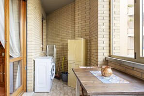 A compact kitchen with a washing machine, wooden cabinet, and a window with a view. - A cozy 50 sqm apartment, ideal for up to 4 people, located on the first floor of a building with an elevator.The accommodation is located in Antignano, an elegant coastal and residential area of ​​Livorno, renowned for its tranquility and proximity t (Livorno)
