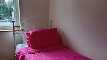 1 bedroom, bed sheets
