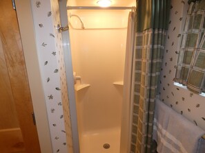 Douche, sèche-cheveux, bidet, serviettes fournies