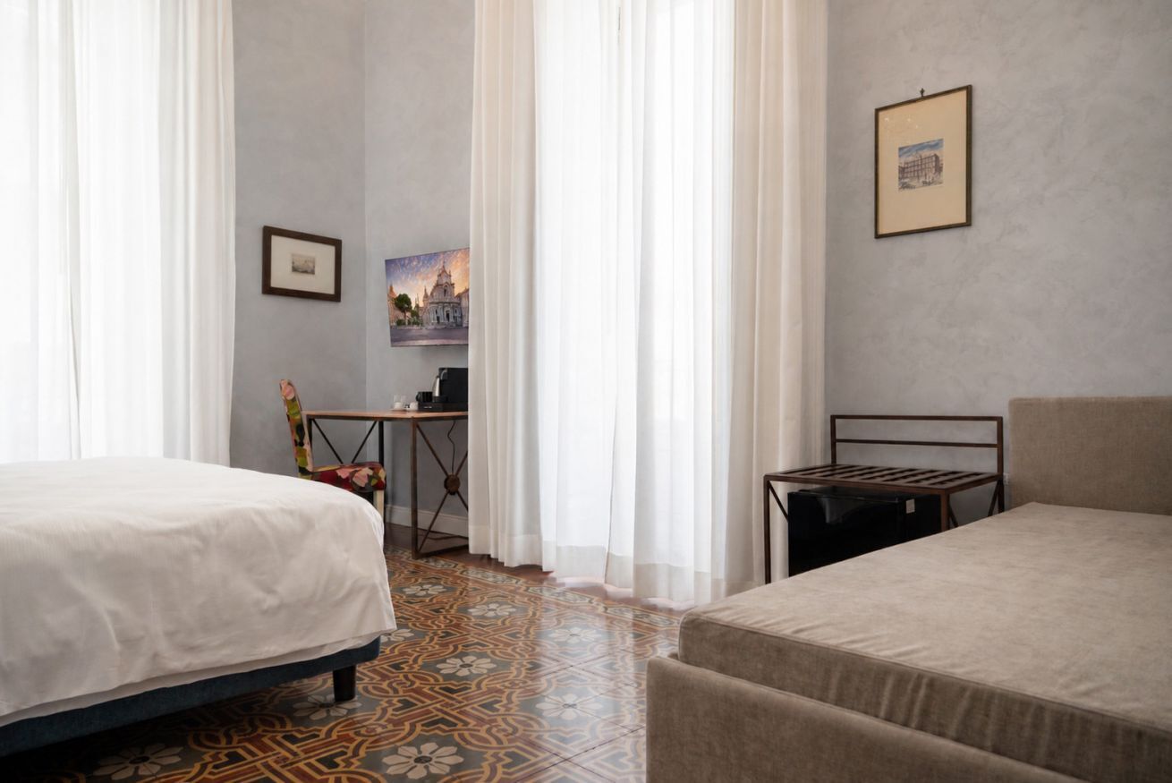 1 quarto, escrivaninha, ferros/tábuas de passar roupa, berço de viagem