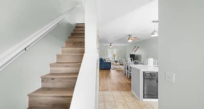 Lagoon-Front PCB Duplex Pet-Friendly Boat Parking Walk to Beach Sleeps 8