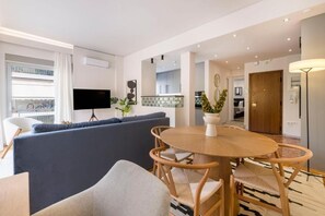 Appartamento Comfort, balcone, vista città | Ristoranti