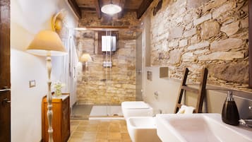 Doccia, vasca idromassaggio, asciugacapelli, bidet