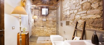 Bissantica, 17th-Century Stone House - Authentic Sardinia, Private Courtyard