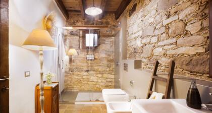 Bissantica, 17th-Century Stone House - Authentic Sardinia, Private Courtyard