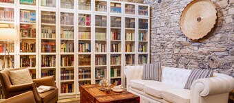 Bissantica, 17th-Century Stone House - Authentic Sardinia, Private Courtyard