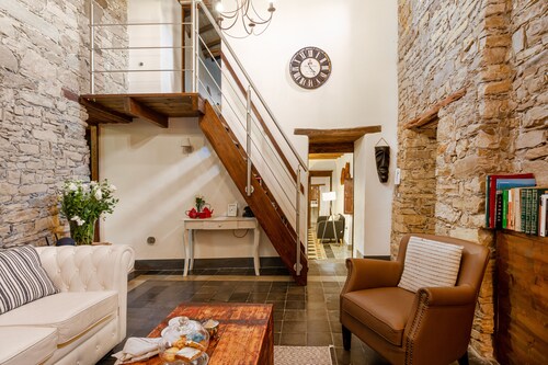 Bissantica, 17th-Century Stone House - Authentic Sardinia, Private Courtyard