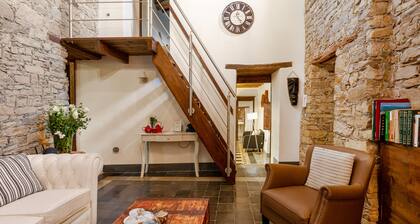 Bissantica, 17th-Century Stone House - Authentic Sardinia, Private Courtyard