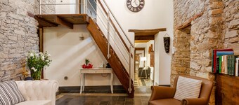 Bissantica, 17th-Century Stone House - Authentic Sardinia, Private Courtyard