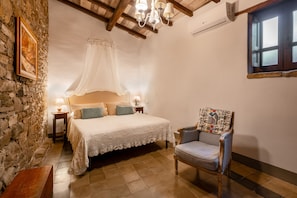 2 bedrooms, iron/ironing board, internet, bed sheets