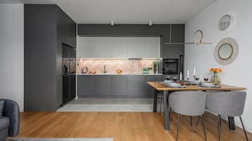 Departamento superior, balcón, vista a la ciudad | Cocina privada
