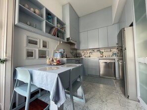 Fridge, microwave, oven, stovetop - Vrbo Property (Milano)