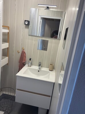 Bathroom - Vrbo Property (Agde)