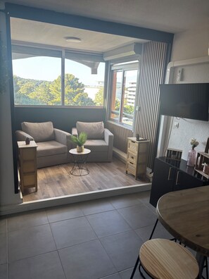 Living area - Vrbo Property (Agde)