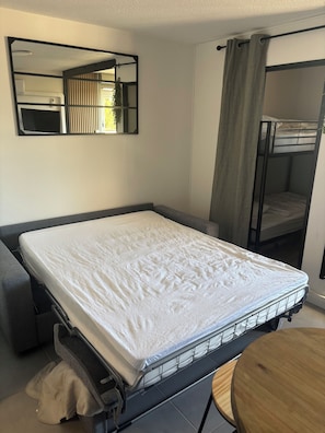 Iron/ironing board - Vrbo Property (Agde)