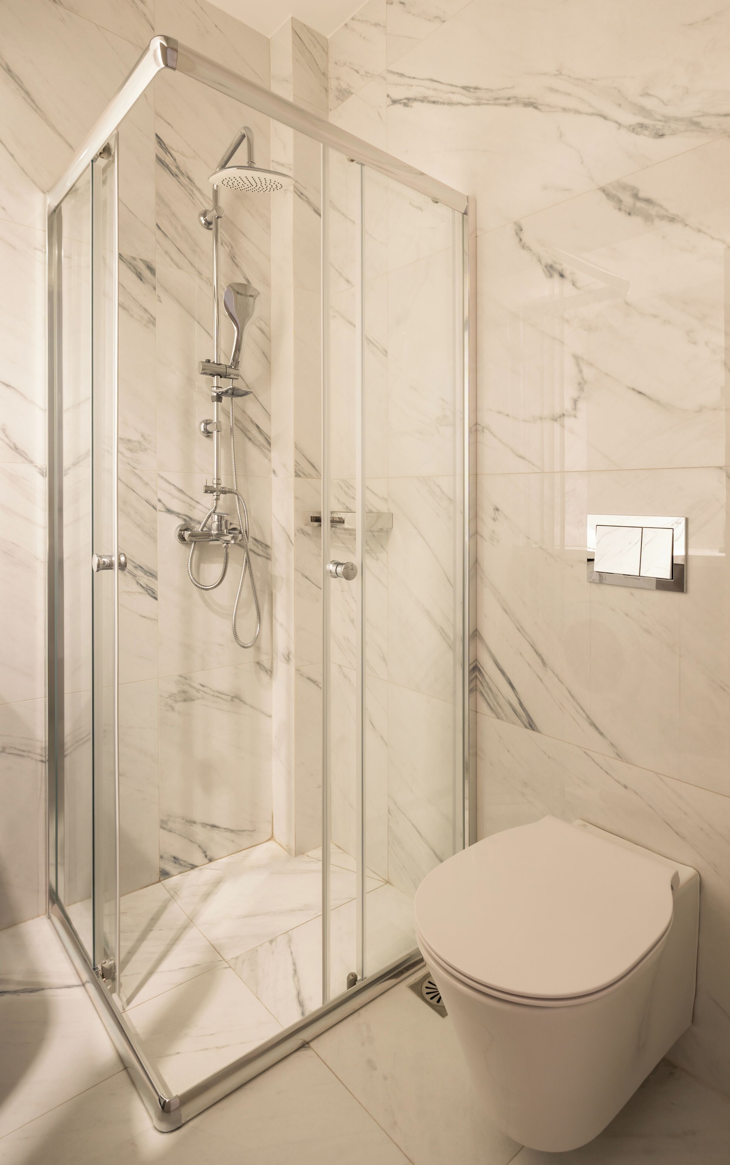 Shower, pengering rambut, sandal, dan handuk