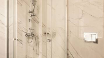 Shower, pengering rambut, sandal, dan handuk