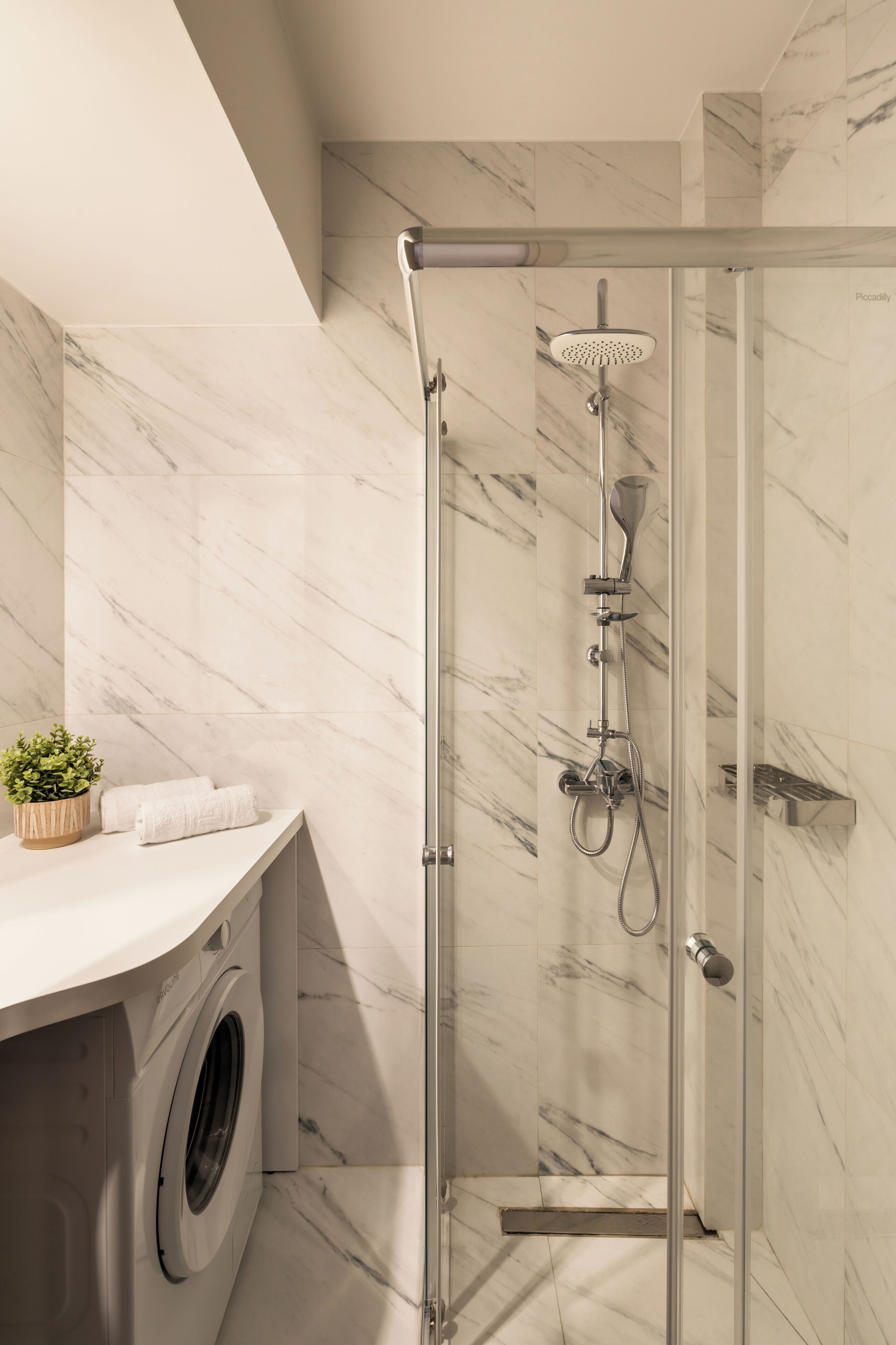 Dusche, Haartrockner, Hausschuhe, Handtücher