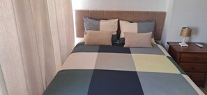 2 bedrooms, iron/ironing board, free WiFi, bed sheets - Algarve Little House (Alcantarilha)