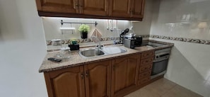Fridge, microwave, oven, stovetop - Algarve Little House (Alcantarilha)