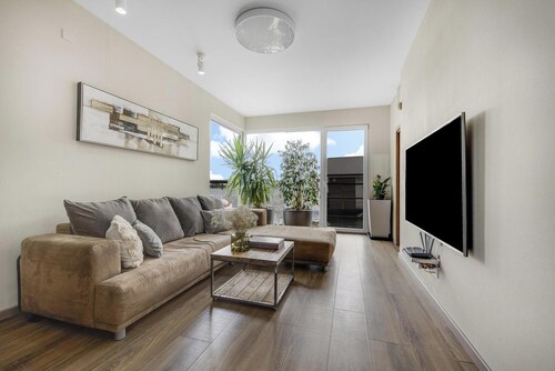 Floating Home on the Water, big Terrace, BBQ & Lake Views, 15 min. from centre