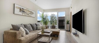 Floating Home on the Water, big Terrace, BBQ & Lake Views, 15 min. from centre