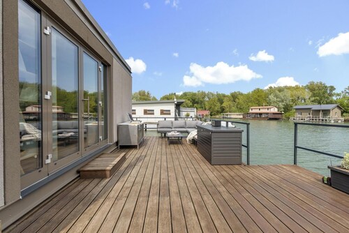 Floating Home on the Water, big Terrace, BBQ & Lake Views, 15 min. from centre