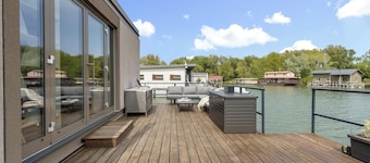 Floating Home on the Water, big Terrace, BBQ & Lake Views, 15 min. from centre