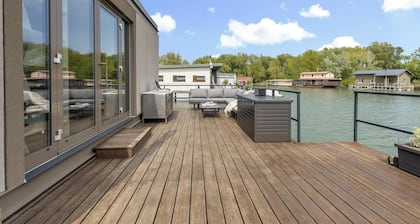 Floating Home on the Water, big Terrace, BBQ & Lake Views, 15 min. from centre
