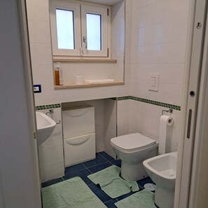 Doccia, asciugacapelli, bidet, asciugamani