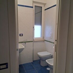 Doccia, asciugacapelli, bidet, asciugamani