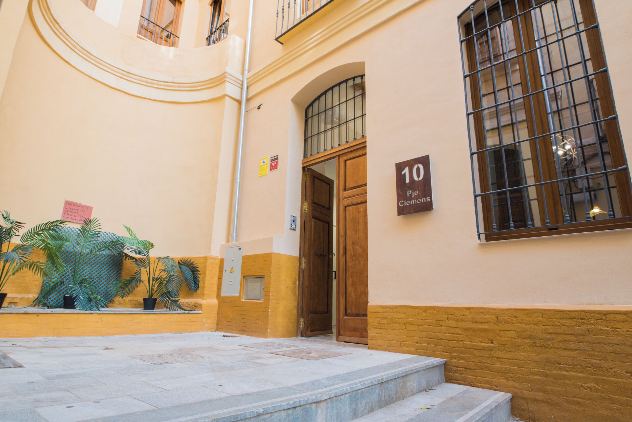 Deluxe Studio | Exterior detail