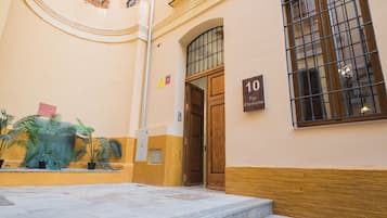 Deluxe Studio | Exterior detail
